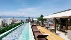 Área da piscina do empreendimento La Porta em Centro, Florianópolis — pronto para morar na planta